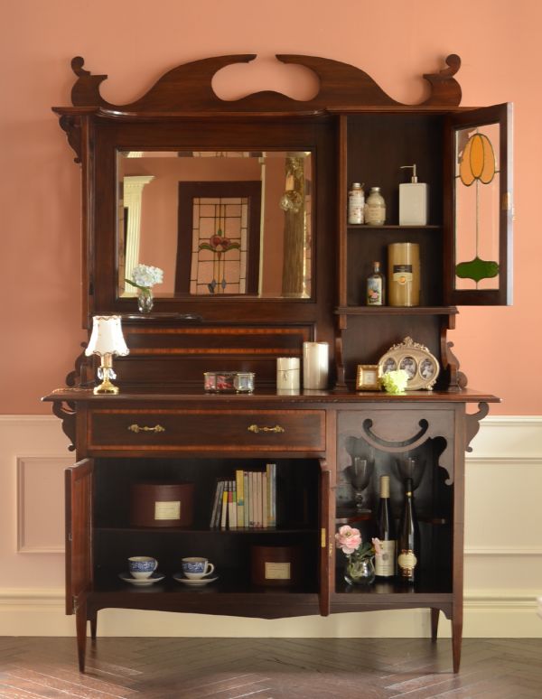 アンティークのキャビネット アンティーク家具 大きなミラーが付いた英国のアンティーク家具、優雅な姿にうっとりするパーラーキャビネット。もちろん収納もたっぷり見た目重視の家具ですが、高級なものを収納して楽しむための収納がたっぷり付いてます。(k-1146k-f)