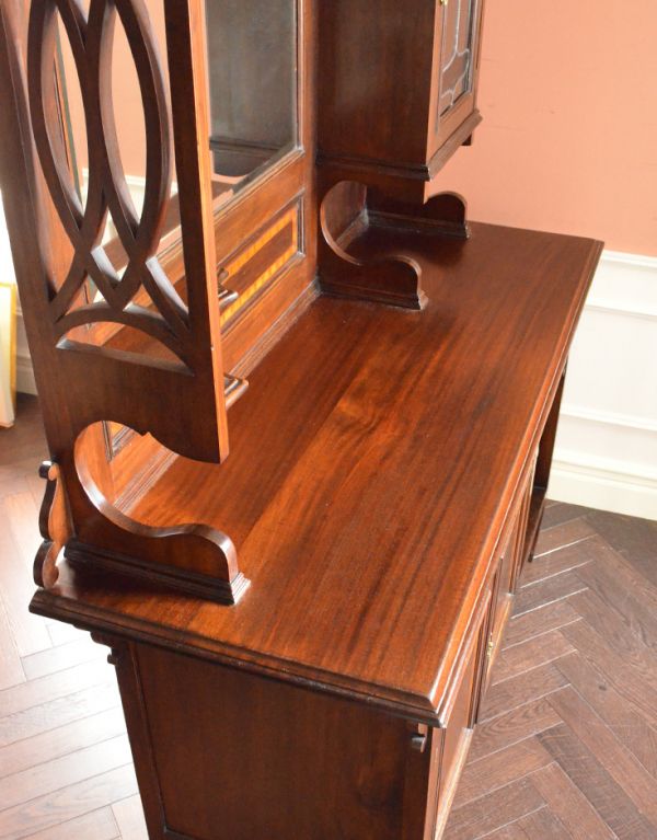 アンティークのキャビネット アンティーク家具 大きなミラーが付いた英国のアンティーク家具、優雅な姿にうっとりするパーラーキャビネット。天板もキレイに仕上げました。(k-1146k-f)