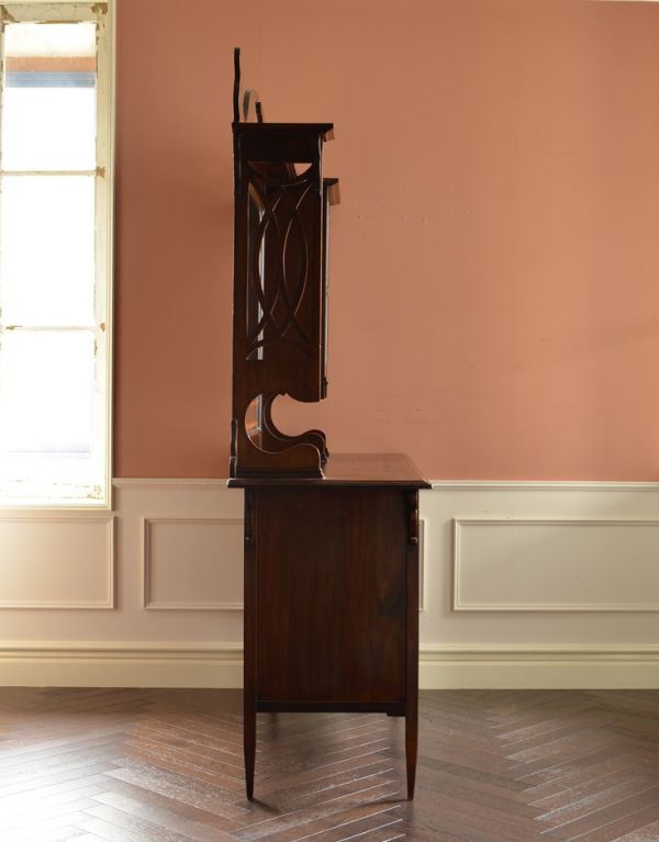 アンティークのキャビネット アンティーク家具 大きなミラーが付いた英国のアンティーク家具、優雅な姿にうっとりするパーラーキャビネット。横から見ても美しい至る所に施された装飾の美しさ。(k-1146k-f)