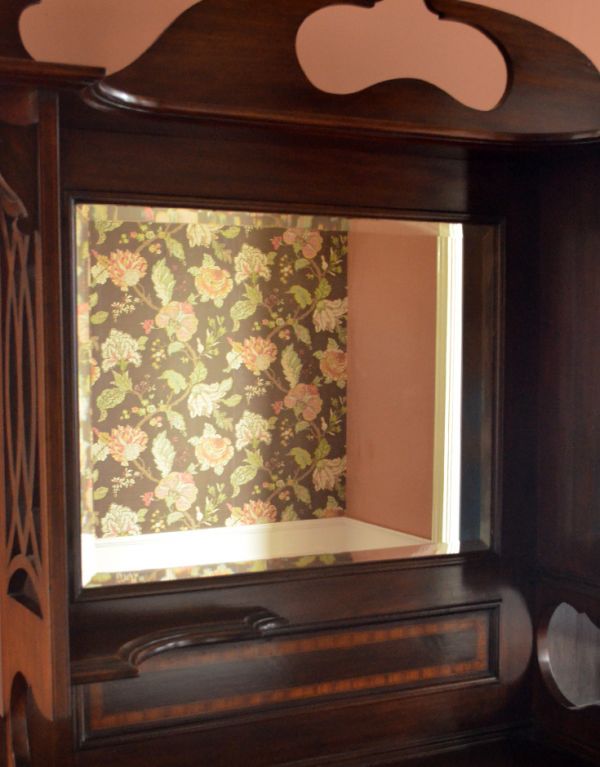 アンティークのキャビネット アンティーク家具 大きなミラーが付いた英国のアンティーク家具、優雅な姿にうっとりするパーラーキャビネット。ご希望の方には新しいミラーでお届けしますコンディションのいいアンティークのミラーですが、ご希望の方には新しいミラーに交換してお届けします(別途見積もり)ご注文の際お気軽にご連絡下さい。(k-1146k-f)