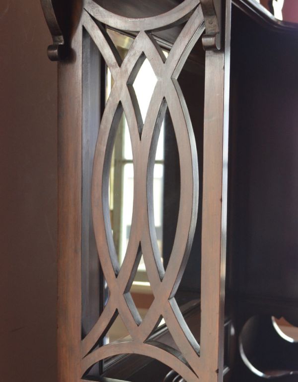 アンティークのキャビネット アンティーク家具 大きなミラーが付いた英国のアンティーク家具、優雅な姿にうっとりするパーラーキャビネット。ミラー脇にもこだわってサイドのデザインも美しく華やか。(k-1146k-f)