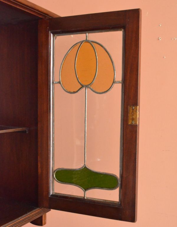 アンティークのキャビネット アンティーク家具 大きなミラーが付いた英国のアンティーク家具、優雅な姿にうっとりするパーラーキャビネット。ステンドグラスで作られた美しい扉現代のように機械が発達していない時代に作られたステンドグラス。(k-1146k-f)