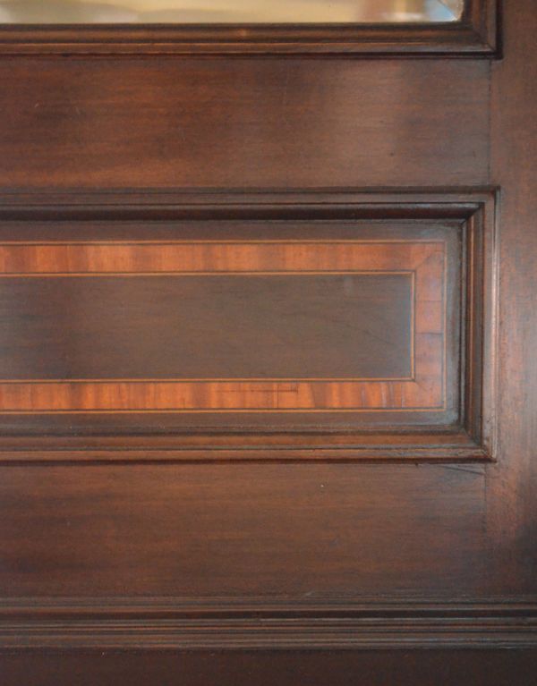 アンティークのキャビネット アンティーク家具 大きなミラーが付いた英国のアンティーク家具、優雅な姿にうっとりするパーラーキャビネット。ミラーの下には美しい象嵌大人っぽい象嵌がポイントに使われています。(k-1146k-f)