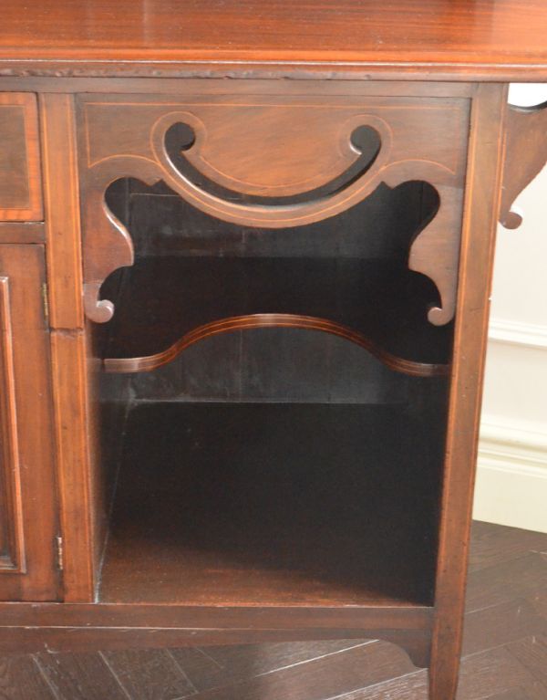 アンティークのキャビネット アンティーク家具 大きなミラーが付いた英国のアンティーク家具、優雅な姿にうっとりするパーラーキャビネット。ディスプレイしながらおしゃれに収納下には、オープンの棚が付いています。(k-1146k-f)