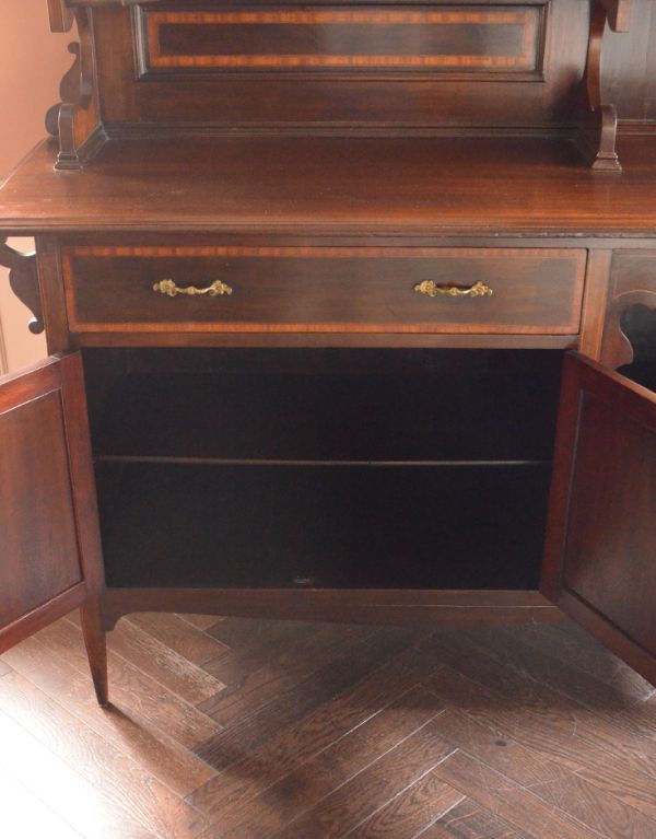 アンティークのキャビネット アンティーク家具 大きなミラーが付いた英国のアンティーク家具、優雅な姿にうっとりするパーラーキャビネット。収納もたっぷり便利な扉収納があります。(k-1146k-f)