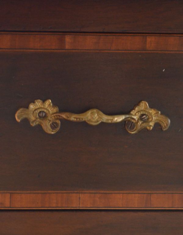 アンティークのキャビネット アンティーク家具 大きなミラーが付いた英国のアンティーク家具、優雅な姿にうっとりするパーラーキャビネット。取っ手まで美しい最上級のアンティークらしく取っ手のデザインも美しいんです。(k-1146k-f)