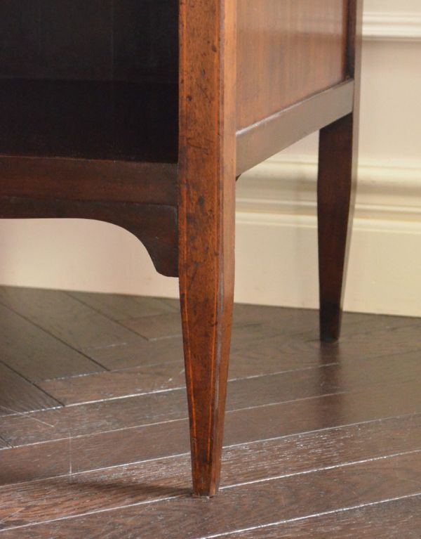 アンティークのキャビネット アンティーク家具 大きなミラーが付いた英国のアンティーク家具、優雅な姿にうっとりするパーラーキャビネット。自分で移動できますHandleのアンティーク家具の脚の裏にはフェルトをお付けしていますので、床を滑らせれば女性でも移動できます。(k-1146k-f)