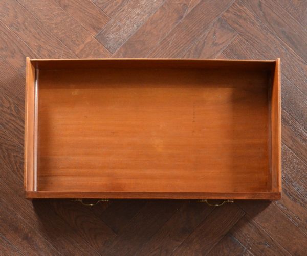 アンティークのキャビネット アンティーク家具 大きなミラーが付いた英国のアンティーク家具、優雅な姿にうっとりするパーラーキャビネット。キレイに修復したので、何を入れてもOK!もちろん引き出しの中も職人さんがキレイに直しました。(k-1146k-f)