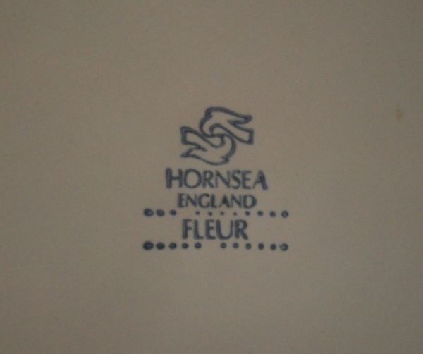 Hornsea(ホーンジー) アンティーク雑貨 ホーンジー社のアンティークフルール(プレートM)22cm。裏側には品質の証製造メーカー保証の意味がこもった窯印、ポーセリンマークがあります。(k-1148-z)