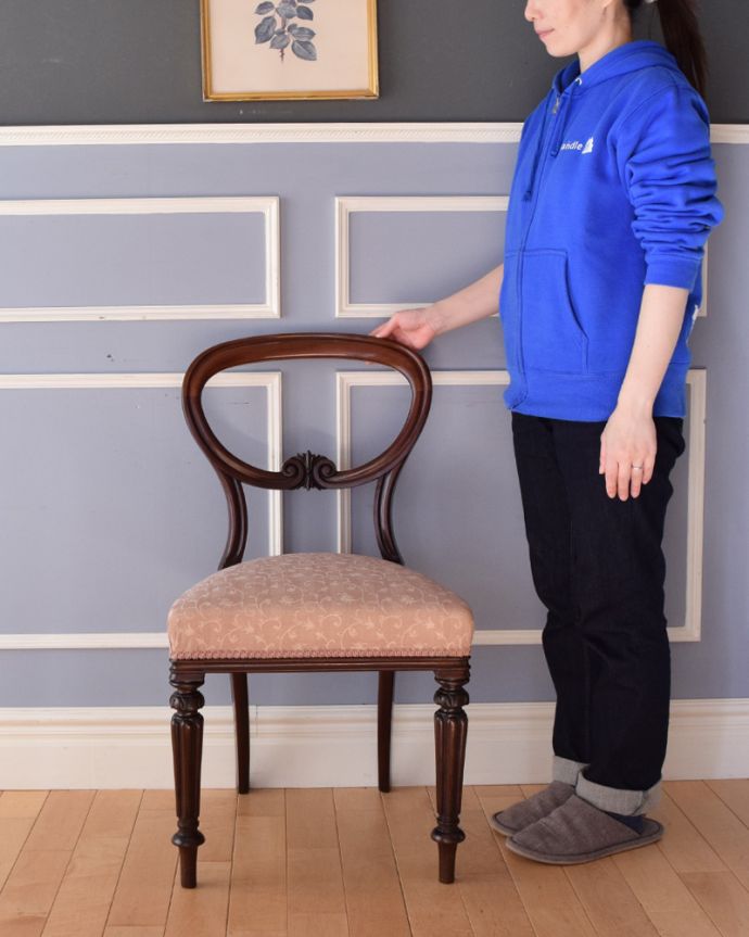 サロンチェア アンティーク チェア 1900年代のふんわりと美しい背もたれの英国アンティークバルーンバックチェア。上品な雰囲気が漂います。(k-1149-c)