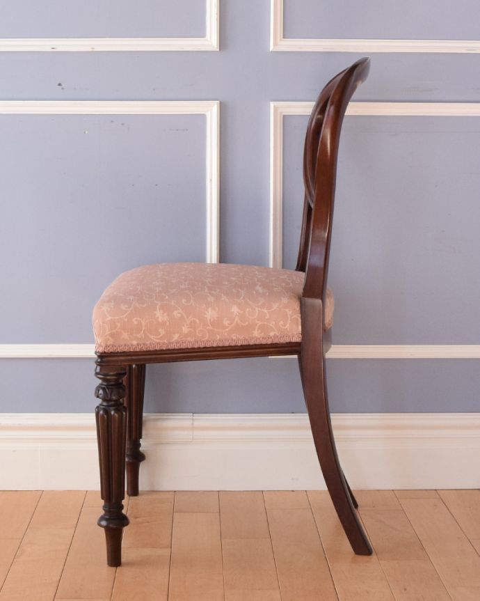 サロンチェア アンティーク チェア 1900年代のふんわりと美しい背もたれの英国アンティークバルーンバックチェア。横から見ても綺麗な装飾が楽しめます。(k-1149-c)