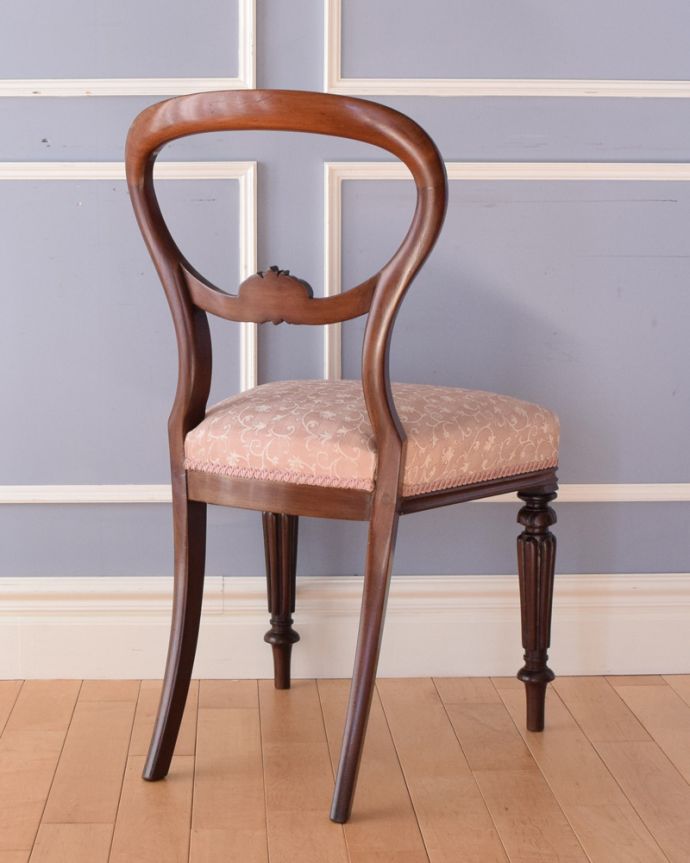 サロンチェア アンティーク チェア 1900年代のふんわりと美しい背もたれの英国アンティークバルーンバックチェア。アンティークらしく、流行を追わずに長く使えるデザイン。(k-1149-c)