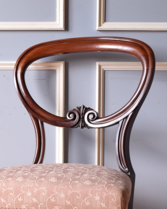 サロンチェア アンティーク チェア 1900年代のふんわりと美しい背もたれの英国アンティークバルーンバックチェア。木目や色は1脚1脚微妙に違いますが、どれもキレイに仕上げています。(k-1149-c)