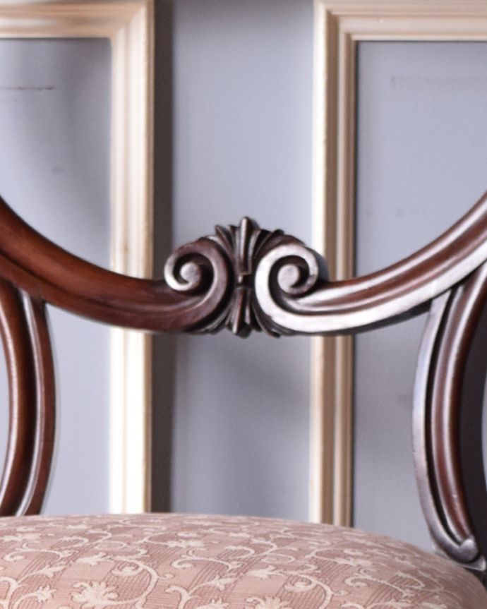 サロンチェア アンティーク チェア 1900年代のふんわりと美しい背もたれの英国アンティークバルーンバックチェア。背もたれの中心に木製の装飾が施されています。(k-1149-c)