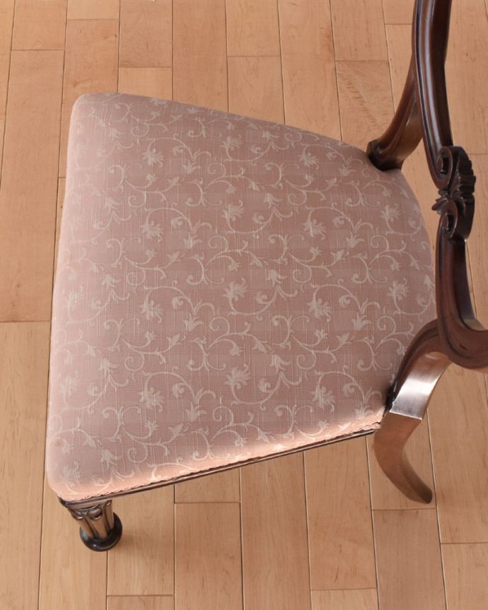 サロンチェア アンティーク チェア 1900年代のふんわりと美しい背もたれの英国アンティークバルーンバックチェア。座面は布が貼ってあるので、長時間座っても疲れません。(k-1149-c)