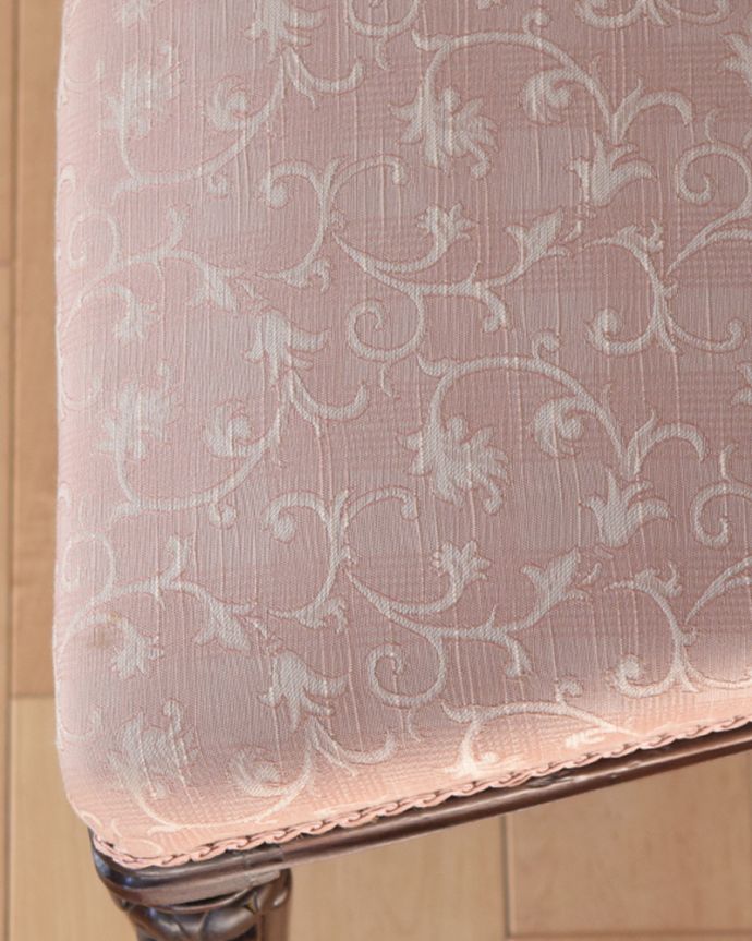 サロンチェア アンティーク チェア 1900年代のふんわりと美しい背もたれの英国アンティークバルーンバックチェア。座面の生地は、淡い植物模様です。(k-1149-c)