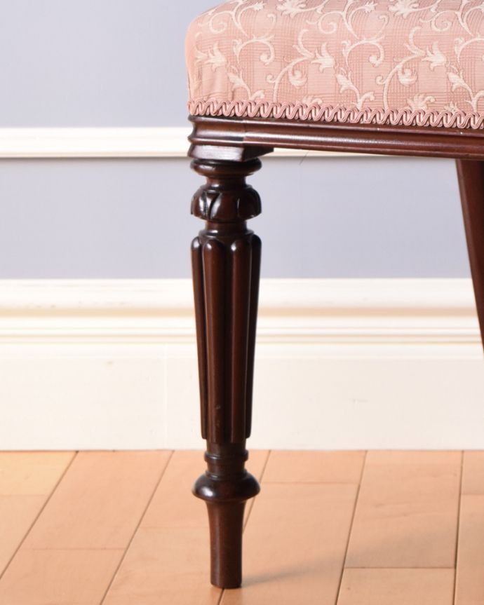 サロンチェア アンティーク チェア 1900年代のふんわりと美しい背もたれの英国アンティークバルーンバックチェア。脚にまで美しい彫刻。(k-1149-c)