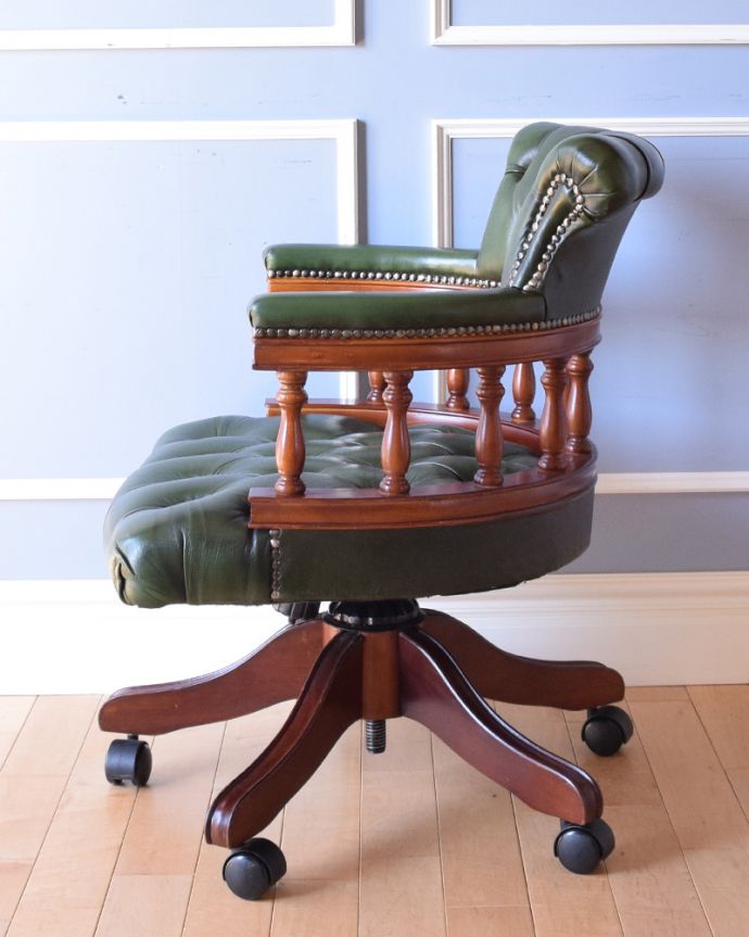 サロンチェア アンティーク チェア 英国アンティーク椅子、チェスターフィールドのキャプテンスウィヴェルチェア(リボルビングチェア)。サイドから見ても絵になります。(k-1150-c)