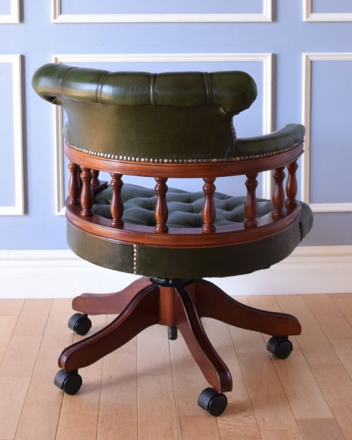 サロンチェア アンティーク チェア 英国アンティーク椅子、チェスターフィールドのキャプテンスウィヴェルチェア(リボルビングチェア)。アンティークらしく、流行を追わずに長く使えるデザイン。(k-1150-c)