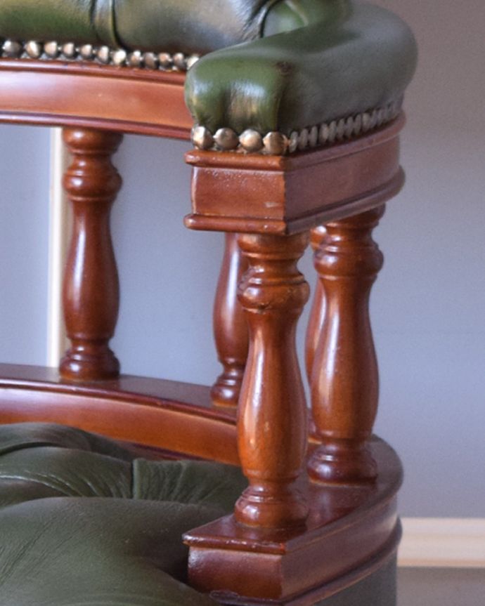 サロンチェア アンティーク チェア 英国アンティーク椅子、チェスターフィールドのキャプテンスウィヴェルチェア(リボルビングチェア)。肘置きがあるのでリラックスできます。(k-1150-c)