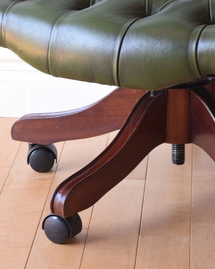 サロンチェア アンティーク チェア 英国アンティーク椅子、チェスターフィールドのキャプテンスウィヴェルチェア(リボルビングチェア)。きちんと調整したので、新しいものと比べるとスムーズではありませんが、ちゃんと動きます。(k-1150-c)