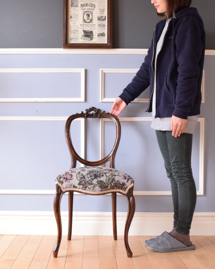 サロンチェア アンティーク チェア 高級感ある英国アンティーク椅子、ローズウッド材のバルーンバックチェア。上品な雰囲気が漂うチェア。(k-1153-c)