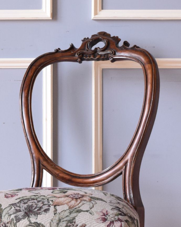 サロンチェア アンティーク チェア 高級感ある英国アンティーク椅子、ローズウッド材のバルーンバックチェア。背もたれのデザインがとてもキレイ。(k-1153-c)