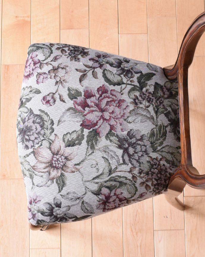 サロンチェア アンティーク チェア 高級感ある英国アンティーク椅子、ローズウッド材のバルーンバックチェア。すわり心地がいい座面。(k-1153-c)