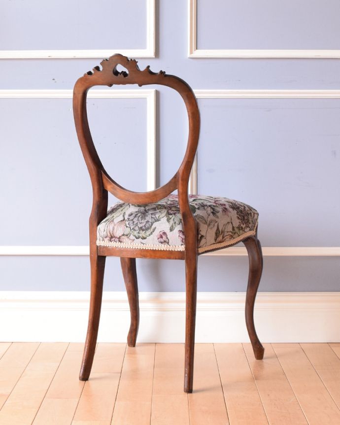 サロンチェア アンティーク チェア 高級感ある英国アンティーク椅子、ローズウッド材のバルーンバックチェア。アンティークは新品ではないので、もちろん経年変化によるキズはありますが、専門の職人が目立たないようキレイにお直しをしているので、後姿までキレイです。(k-1153-c)