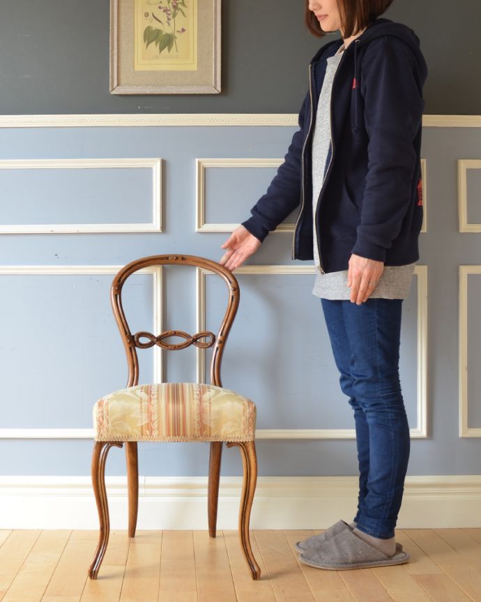 サロンチェア　アンティーク チェア　高級感ある英国アンティーク椅子、ウォルナット材のバルーンバックチェア。風船のような丸い形をしたサロンチェア見ているだけで優雅な気持ちになれるバルーンバックチェア。(k-1155-c)