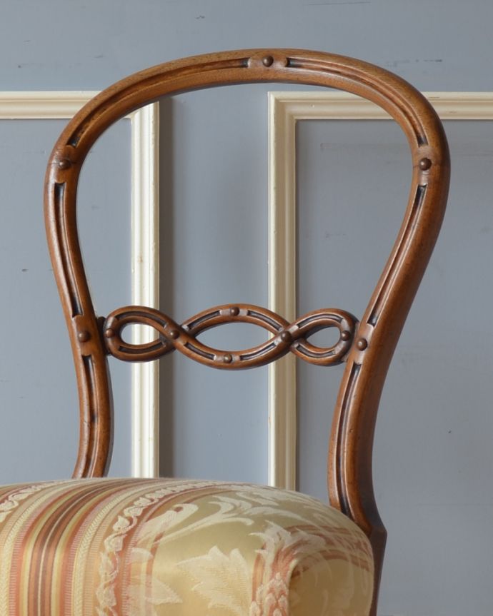 サロンチェア　アンティーク チェア　高級感ある英国アンティーク椅子、ウォルナット材のバルーンバックチェア。アンティークだから手に入れることが出来るデザイン風船のようにふんわりと丸い背もたれの曲線は、現代では技術も素材も手に入れることが出来ません。(k-1155-c)