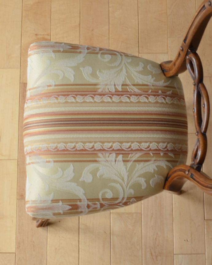 サロンチェア　アンティーク チェア　高級感ある英国アンティーク椅子、ウォルナット材のバルーンバックチェア。座面を上から見るとこんな感じ座面は布貼りなので、長時間座っても疲れません。(k-1155-c)