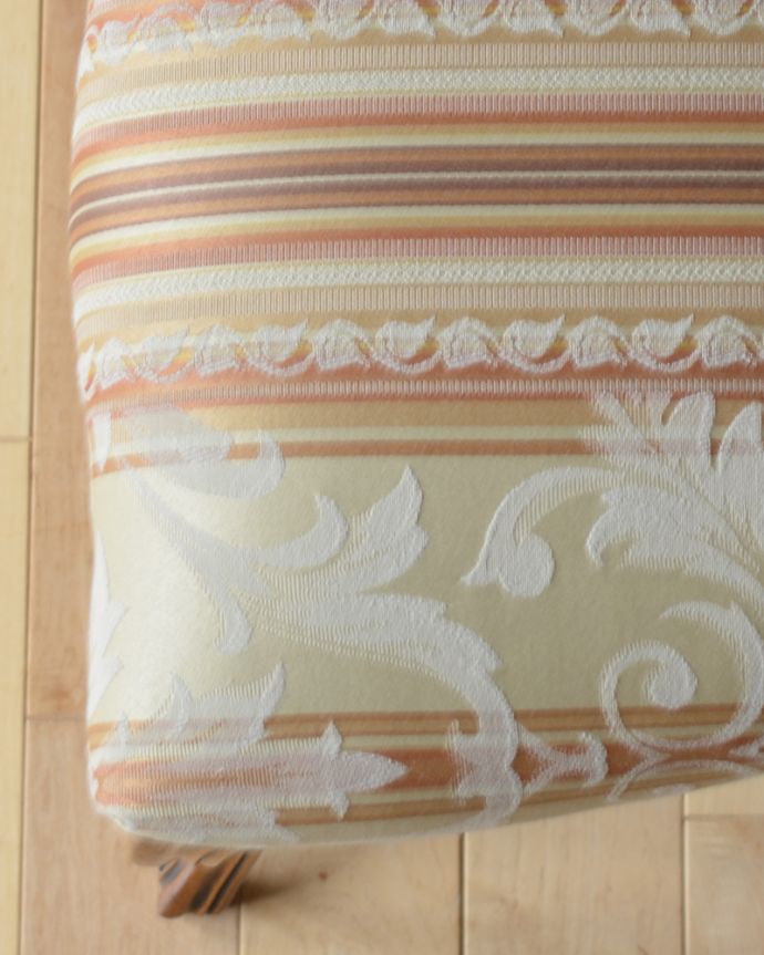 サロンチェア　アンティーク チェア　高級感ある英国アンティーク椅子、ウォルナット材のバルーンバックチェア。生地のセレクトにもこだわりました椅子の優雅さを損なわないように、一番似合う貼り座をじっくり選びました。(k-1155-c)