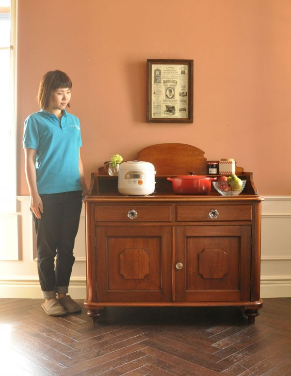 アンティークのキャビネット　アンティーク家具　飾り棚付の英国アンティーク家具、木製のサイドボード（キャビネット）。英国アンティーク家具らしい重厚なオトナの美しさ重厚感のあるドッシリとした雰囲気の彫がたっぷり入ったサイドボード、もともとはダイニングでサーブ用に使われていた家具です。(k-1155k-f)