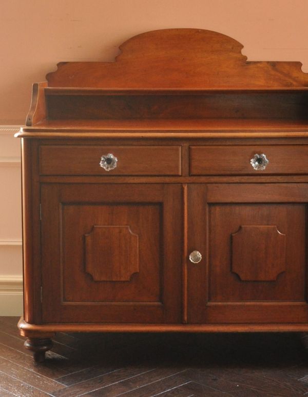 アンティークのキャビネット　アンティーク家具　飾り棚付の英国アンティーク家具、木製のサイドボード（キャビネット）。やっぱり魅力は英国らしい彫まだ機械が発達していない時代に、こんなに堅い木材をどうやって加工したんだろう？って不思議になるくらい細かい彫。(k-1155k-f)