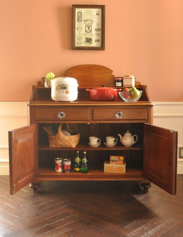 アンティークのキャビネット　アンティーク家具　飾り棚付の英国アンティーク家具、木製のサイドボード（キャビネット）。たっぷり収納できます。(k-1155k-f)