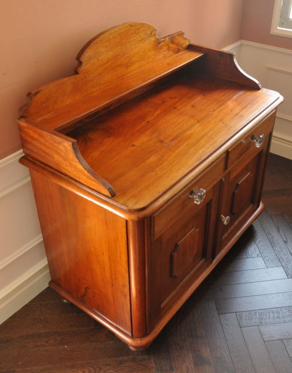 アンティークのキャビネット　アンティーク家具　飾り棚付の英国アンティーク家具、木製のサイドボード（キャビネット）。上から見てるとこんな感じです。(k-1155k-f)