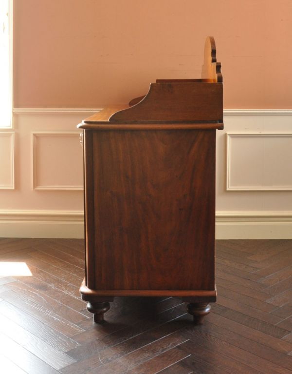 アンティークのキャビネット　アンティーク家具　飾り棚付の英国アンティーク家具、木製のサイドボード（キャビネット）。もちろん横から見てもステキ横顔にだって妥協しません。(k-1155k-f)