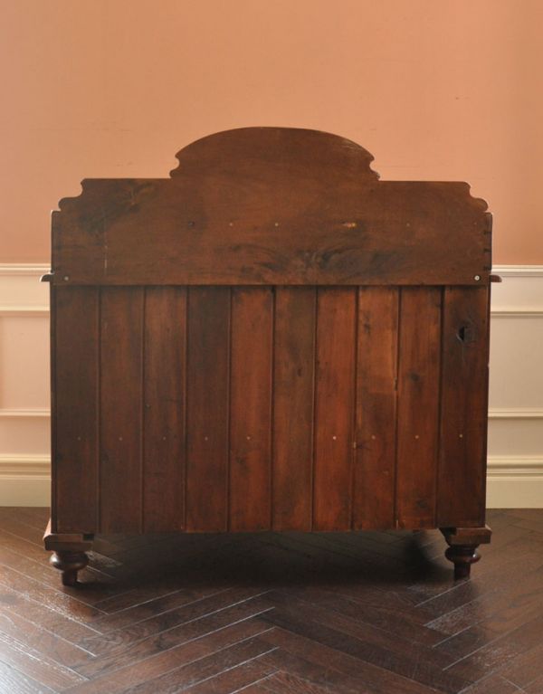 アンティークのキャビネット　アンティーク家具　飾り棚付の英国アンティーク家具、木製のサイドボード（キャビネット）。さらに後ろ姿もチェックアンティークは新品ではないので、もちろん経年変化によるキズはありますが、専門の職人がキレイに修復しました。(k-1155k-f)