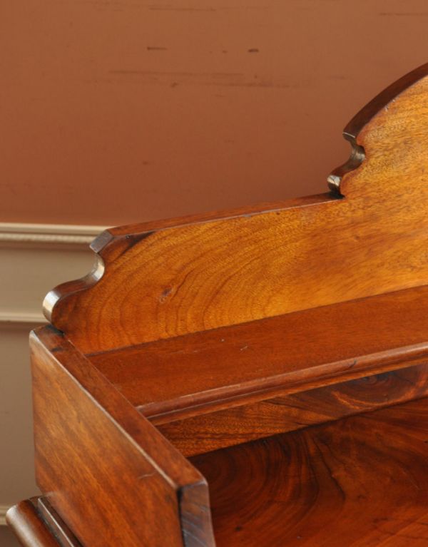 アンティークのキャビネット　アンティーク家具　飾り棚付の英国アンティーク家具、木製のサイドボード（キャビネット）。至る所に繊細な彫いろんな彫のデザインがありますが、個人的に美しいと思える女性らしく優雅なデザインを選んできました。(k-1155k-f)