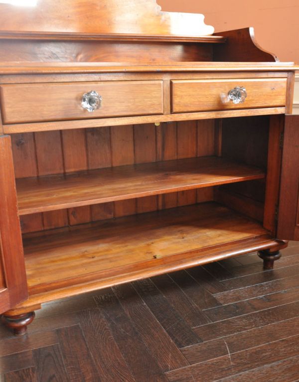 アンティークのキャビネット　アンティーク家具　飾り棚付の英国アンティーク家具、木製のサイドボード（キャビネット）。扉の奥にはたっぷりの収納。(k-1155k-f)