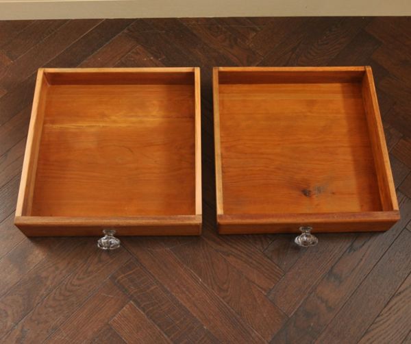 アンティークのキャビネット　アンティーク家具　飾り棚付の英国アンティーク家具、木製のサイドボード（キャビネット）。引き出しの中もキレイに修復しましたもともとカトラリーを入れて使っていた引き出し。(k-1155k-f)