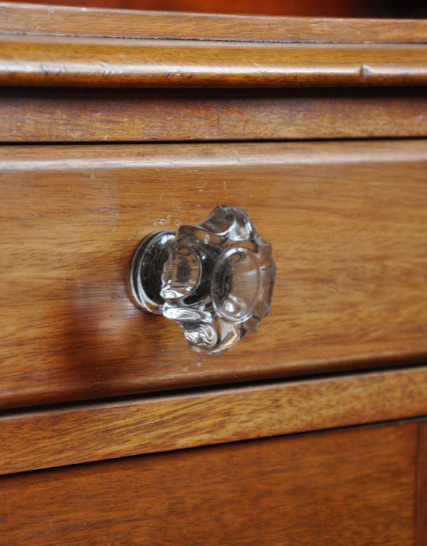 アンティークのキャビネット　アンティーク家具　飾り棚付の英国アンティーク家具、木製のサイドボード（キャビネット）。アンティークらしい素敵な取っ手デザインが美しい取っ手。(k-1155k-f)