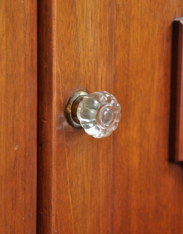 アンティークのキャビネット　アンティーク家具　飾り棚付の英国アンティーク家具、木製のサイドボード（キャビネット）。小さなパーツにもこだわりが扉の取っ手はお花のかたちをした可愛いデザインです。(k-1155k-f)