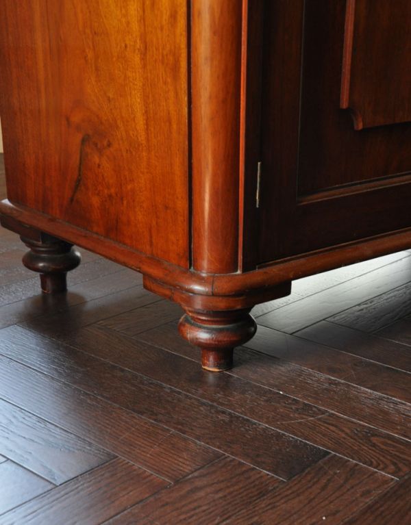 アンティークのキャビネット　アンティーク家具　飾り棚付の英国アンティーク家具、木製のサイドボード（キャビネット）。女性1人でラクラク運べちゃう仕掛けHandleのアンティークは、脚の裏にフェルトキーパーをお付けしています。(k-1155k-f)