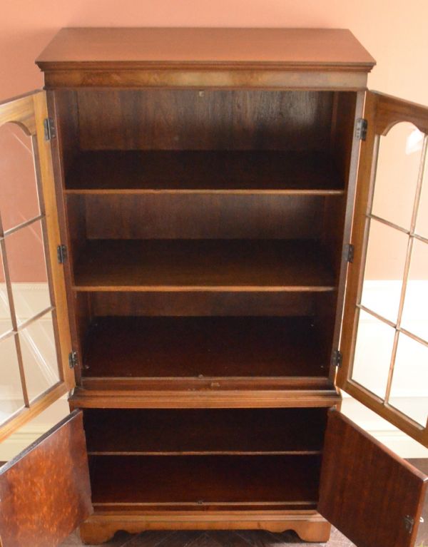 アンティークのキャビネット　アンティーク家具　英国からのアンティーク家具、ガラス扉のブックケース（本棚）。内側はキレイな状態です。(k-1157-f)