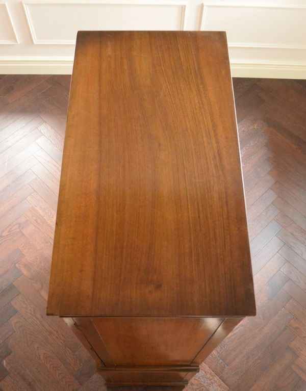 アンティークのキャビネット　アンティーク家具　英国からのアンティーク家具、ガラス扉のブックケース（本棚）。天板もキレイな状態で仕上げてあります。(k-1157-f)