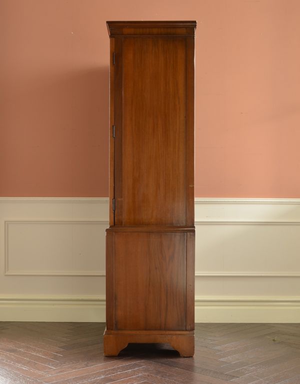 アンティークのキャビネット　アンティーク家具　英国からのアンティーク家具、ガラス扉のブックケース（本棚）。横から見てもピカピカです。(k-1157-f)