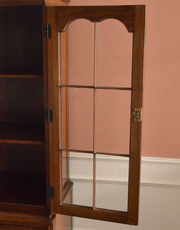 アンティークのキャビネット　アンティーク家具　英国からのアンティーク家具、ガラス扉のブックケース（本棚）。アンティークのガラスがキレイに残っていました。(k-1157-f)