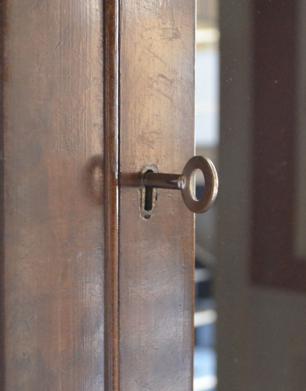 アンティークのキャビネット　アンティーク家具　英国からのアンティーク家具、ガラス扉のブックケース（本棚）。ガラス戸の取っ手です。(k-1157-f)